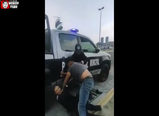 Video :The suspect injures two police officers